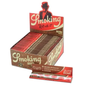 Papéis para cigarros Smoking® 'Brown' em formato king size, feitos de papel não branqueado e sem cloro, com gramatura de 13 g/m² por folha e goma 100% natural de origem vegetal.